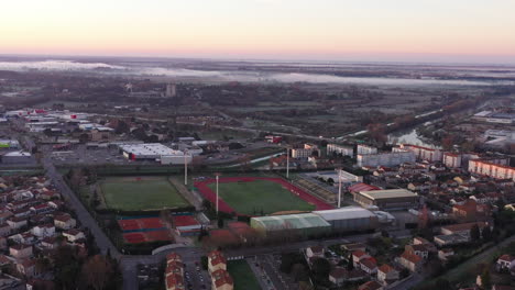 Arles-Fußballplätze-Luftaufnahme-Morgen-Frankreich